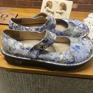 Alegria size 38 slightly used blues, grays white